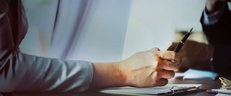 Entretien entre une avocate et un client pour préparer la défense d'une personne retenue